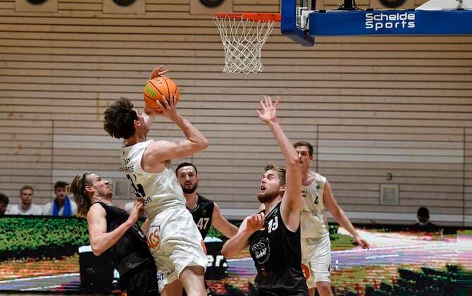 02.01.2021 - Basketball - Saison 2020 2021 - 2. Bundesliga Pro-A - 07. Spieltag: Kirchheim Knights - Nürnberg Falcons Basketball Club NBC - - Jackson Ross Kent (34, Nürnberg Falcons BC NBC ) gegen Tim Koch (11, Kirchheim Knights , links ) Till Pape (19, Kirchheim Knights ), rechts )