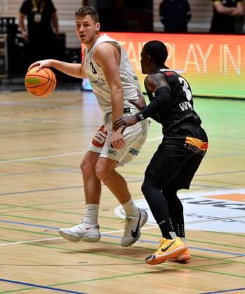 02.01.2021 - Basketball - Saison 2020 2021 - 2. Bundesliga Pro-A - 07. Spieltag: Kirchheim Knights - Nürnberg Falcons Basketball Club NBC - - Marcell Pongo (3, Nürnberg Falcons BC NBC ) Richard Lawrence Williams Jr (3, Kirchheim Knights , rechts )