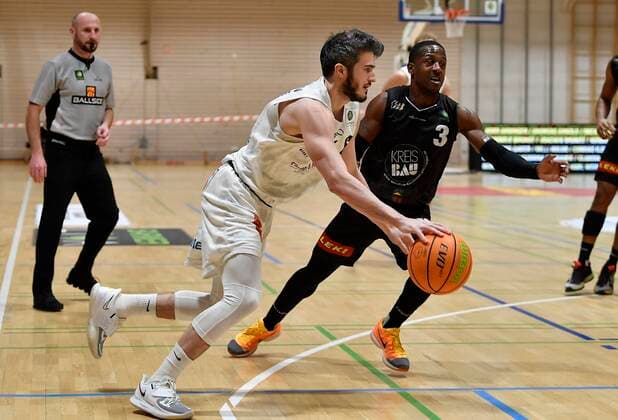 02.01.2021 - Basketball - Saison 2020 2021 - 2. Bundesliga Pro-A - 07. Spieltag: Kirchheim Knights - Nürnberg Falcons Basketball Club NBC - - Martin Bogdanov (6, Nürnberg Falcons BC NBC ) Richard Lawrence Williams Jr (3, Kirchheim Knights , rechts )