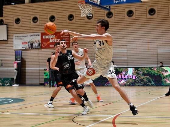 02.01.2021 - Basketball - Saison 2020 2021 - 2. Bundesliga Pro-A - 07. Spieltag: Kirchheim Knights - Nürnberg Falcons Basketball Club NBC - - Jackson Ross Kent (34, Nürnberg Falcons BC NBC ) vor Karlo Miksic (55, Kirchheim Knights )