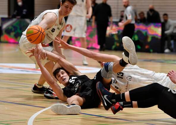 02.01.2021 - Basketball - Saison 2020 2021 - 2. Bundesliga Pro-A - 07. Spieltag: Kirchheim Knights - Nürnberg Falcons Basketball Club NBC - - Maxwell John Mahoney (51, Kirchheim Knights ) gegen Jackson Ross Kent (34, Nürnberg Falcons BC NBC ) Jonathan Maier (13, Nürnberg Falcons BC NBC )