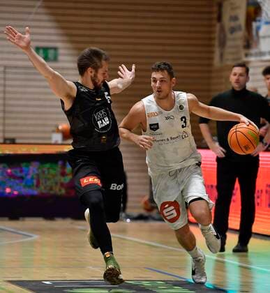 02.01.2021 - Basketball - Saison 2020 2021 - 2. Bundesliga Pro-A - 07. Spieltag: Kirchheim Knights - Nürnberg Falcons Basketball Club NBC - - Nico Brauner (5, Kirchheim Knights ) Marcell Pongo (3, Nürnberg Falcons BC NBC , rechts )