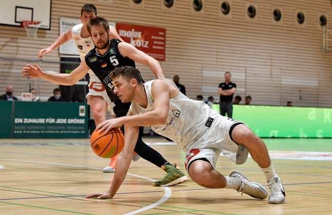 02.01.2021 - Basketball - Saison 2020 2021 - 2. Bundesliga Pro-A - 07. Spieltag: Kirchheim Knights - Nürnberg Falcons Basketball Club NBC - - Marcell Pongo (3, Nürnberg Falcons BC NBC ) vor Nico Brauner (5, Kirchheim Knights )