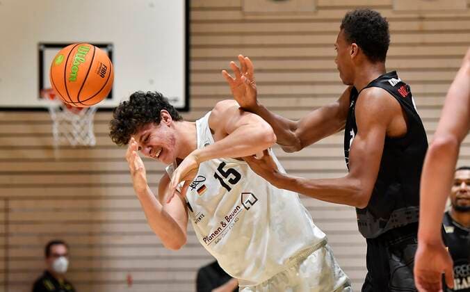 02.01.2021 - Basketball - Saison 2020 2021 - 2. Bundesliga Pro-A - 07. Spieltag: Kirchheim Knights - Nürnberg Falcons Basketball Club NBC - - Fynn Fischer (15, Nürnberg Falcons BC NBC ) Tidjan Keita (13, Kirchheim Knights )