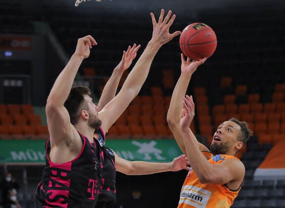 v.l. Leon Kratzer (Bonn), Demitrius Conger (Ulm) ratiopharm Ulm vs. Telekom Baskets Bonn, Basketball, easyCredit BBL Bundesliga, 11. Spieltag, 02.01.2021 ratiopharm Ulm vs. Telekom Baskets Bonn, easyCredit BBL Bundesliga, 11. Spieltag, 02.01.2021 Neu-Ulm Copyright: xAchberger xEibner-Pressefotox EP_far