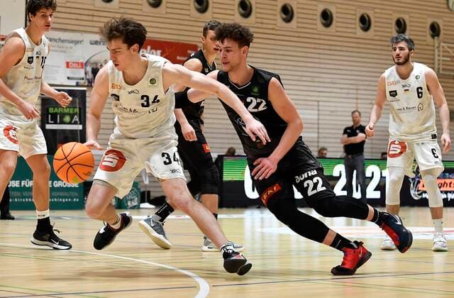 02.01.2021 - Basketball - Saison 2020 2021 - 2. Bundesliga Pro-A - 07. Spieltag: Kirchheim Knights - Nürnberg Falcons Basketball Club NBC - - Jackson Ross Kent (34, Nürnberg Falcons BC NBC ) Kevin Wohlrath (22, Kirchheim Knights )