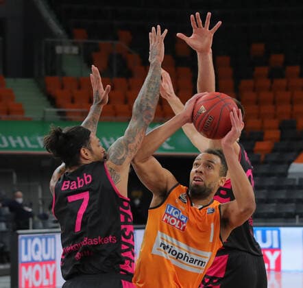 v.l. Chris Babb (Bonn), Demitrius Conger (Ulm) ratiopharm Ulm vs. Telekom Baskets Bonn, Basketball, easyCredit BBL Bundesliga, 11. Spieltag, 02.01.2021 ratiopharm Ulm vs. Telekom Baskets Bonn, easyCredit BBL Bundesliga, 11. Spieltag, 02.01.2021 Neu-Ulm Copyright: xAchberger xEibner-Pressefotox EP_far