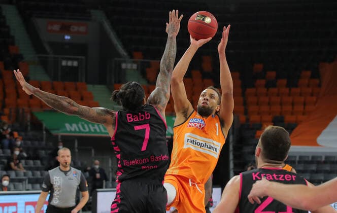 v.l. Chris Babb (Bonn), Demitrius Conger (Ulm) ratiopharm Ulm vs. Telekom Baskets Bonn, Basketball, easyCredit BBL Bundesliga, 11. Spieltag, 02.01.2021 ratiopharm Ulm vs. Telekom Baskets Bonn, easyCredit BBL Bundesliga, 11. Spieltag, 02.01.2021 Neu-Ulm Copyright: xAchberger xEibner-Pressefotox EP_far