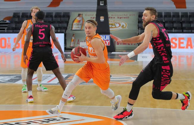 v.l. Thomas Klepeisz (Ulm), Deividas Gailius (Bonn) ratiopharm Ulm vs. Telekom Baskets Bonn, Basketball, easyCredit BBL Bundesliga, 11. Spieltag, 02.01.2021 ratiopharm Ulm vs. Telekom Baskets Bonn, easyCredit BBL Bundesliga, 11. Spieltag, 02.01.2021 Neu-Ulm Copyright: xAchberger xEibner-Pressefotox EP_far
