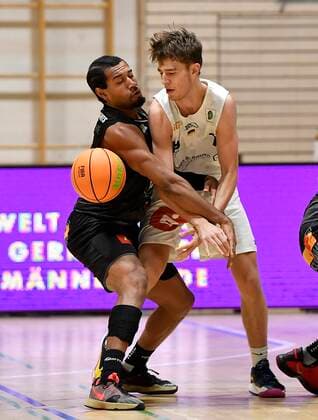 02.01.2021 - Basketball - Saison 2020 2021 - 2. Bundesliga Pro-A - 07. Spieltag: Kirchheim Knights - Nürnberg Falcons Basketball Club NBC - - Kyle Mitchel Leufroy (8, Kirchheim Knights ) Christian Feneberg (7, Nürnberg Falcons BC NBC )