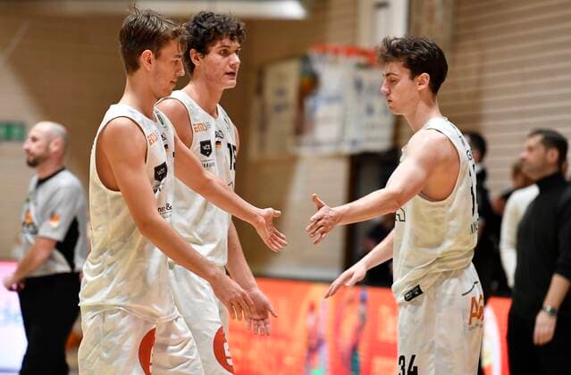 02.01.2021 - Basketball - Saison 2020 2021 - 2. Bundesliga Pro-A - 07. Spieltag: Kirchheim Knights - Nürnberg Falcons Basketball Club NBC - - Christian Feneberg (7, Nürnberg Falcons BC NBC ) Fynn Fischer (15, Nürnberg Falcons BC NBC ) Jackson Ross Kent (34, Nürnberg Falcons BC NBC ) enttäuscht Enttäuschung nach Spielende