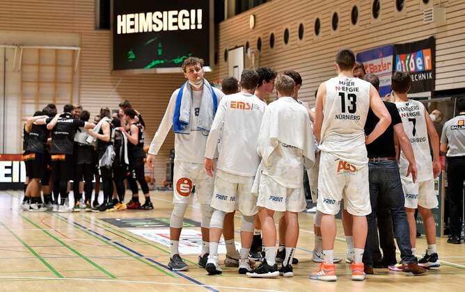 02.01.2021 - Basketball - Saison 2020 2021 - 2. Bundesliga Pro-A - 07. Spieltag: Kirchheim Knights - Nürnberg Falcons Basketball Club NBC - - Teamkreis Nürnberg nach Spielende