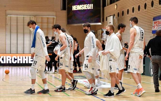02.01.2021 - Basketball - Saison 2020 2021 - 2. Bundesliga Pro-A - 07. Spieltag: Kirchheim Knights - Nürnberg Falcons Basketball Club NBC - - Mannschaft Team Nürnberg enttäuscht Enttäuschung nach Spielende - von links : Phillip Daubner (11, Nürnberg Falcons BC NBC ) Jackson Ross Kent (34, Nürnberg Falcons BC NBC ) Sebastian Schröder Schroeder (14, Nürnberg Falcons BC NBC ) Manuel Feuerpfeil (5, Nürnberg Falcons BC NBC ) Jonathan Maier (13, Nürnberg Falcons BC NBC )