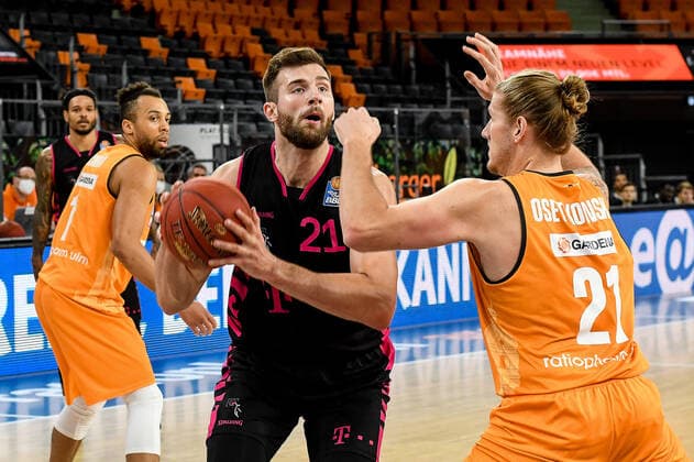 GER, BBL, ratiopharm ulm vs Telekom Baskets Bonn 02.01.2021, ratiopharm arena, Neu-Ulm, GER, BBL, ratiopharm ulm vs Telekom Baskets Bonn, im Bild Leon Kratzer (Bonn, 21), Dylan Osetkowski (Ulm, 21)