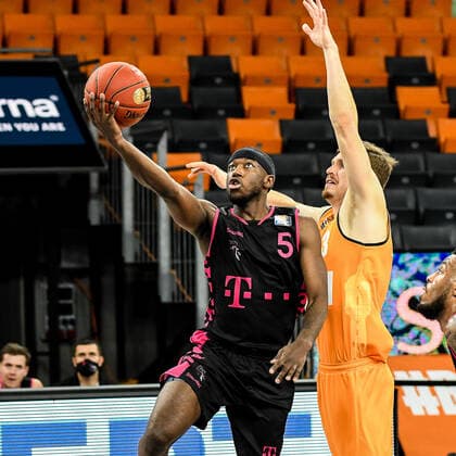 GER, BBL, ratiopharm ulm vs Telekom Baskets Bonn 02.01.2021, ratiopharm arena, Neu-Ulm, GER, BBL, ratiopharm ulm vs Telekom Baskets Bonn, im Bild Josh Hagins (Bonn, 5), Andreas Obst (Ulm, 13)