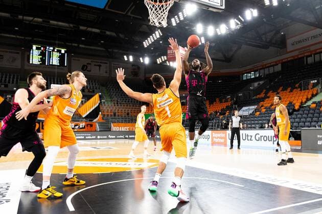 Xavier Pollard ( Telekom Baskets Bonn 02), Demitrius Conger (Ratiopharm Ulm 01) GER, Ratiopharm Ulm vs. Telekom Baskets Bonn, easycredit 1.Bundesliga Basketball, 11.Spieltag, Saison 2020 21, 02.01.2021 Ratiopharm Ulm vs. Telekom Baskets Bonn, Basketball Neu-Ulm Copyright: xEibner-Pressefoto RogerxBuerkex EP_EER