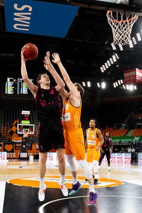 Strahinja Micovic ( Telekom Baskets Bonn 04), Andreas Obst (Ratiopharm Ulm 13) GER, Ratiopharm Ulm vs. Telekom Baskets Bonn, easycredit 1.Bundesliga Basketball, 11.Spieltag, Saison 2020 21, 02.01.2021 Ratiopharm Ulm vs. Telekom Baskets Bonn, Basketball Neu-Ulm Copyright: xEibner-Pressefoto RogerxBuerkex EP_EER