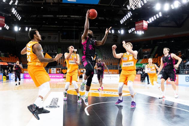 Xavier Pollard ( Telekom Baskets Bonn 02) GER, Ratiopharm Ulm vs. Telekom Baskets Bonn, easycredit 1.Bundesliga Basketball, 11.Spieltag, Saison 2020 21, 02.01.2021 Ratiopharm Ulm vs. Telekom Baskets Bonn, Basketball Neu-Ulm Copyright: xEibner-Pressefoto RogerxBuerkex EP_EER