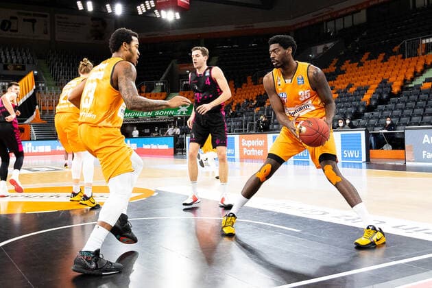 Aric Holman (Ratiopharm Ulm 35) GER, Ratiopharm Ulm vs. Telekom Baskets Bonn, easycredit 1.Bundesliga Basketball, 11.Spieltag, Saison 2020 21, 02.01.2021 Ratiopharm Ulm vs. Telekom Baskets Bonn, Basketball Neu-Ulm Copyright: xEibner-Pressefoto RogerxBuerkex EP_EER