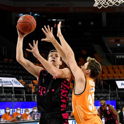 GER, BBL, ratiopharm ulm vs Telekom Baskets Bonn 02.01.2021, ratiopharm arena, Neu-Ulm, GER, BBL, ratiopharm ulm vs Telekom Baskets Bonn, im Bild Strahinja Micovic (Bonn, 4) setzt sich gegen Patrick Heckmann (Ulm, 33) durch