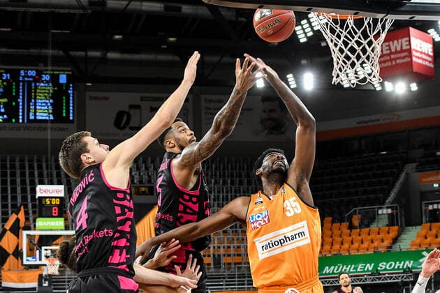 GER, BBL, ratiopharm ulm vs Telekom Baskets Bonn 02.01.2021, ratiopharm arena, Neu-Ulm, GER, BBL, ratiopharm ulm vs Telekom Baskets Bonn, im Bild Strahinja Micovic (Bonn, 4), James Thompson (Bonn, 3), Aric Holman (Ulm, 35)