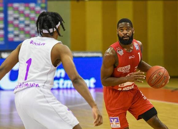 Deishuan Booker, Jonathan Stark 11. Spieltag, Basketball Bundesliga, Basketball Saison 2020 2021, Deutschland, easyCredit BBL, frankfurt, Germany, Giessen 46ers, giessen rot, Herren, Jobstairs GIESSEN 46ers - BG Göttingen Männer, Göttingen weiß
