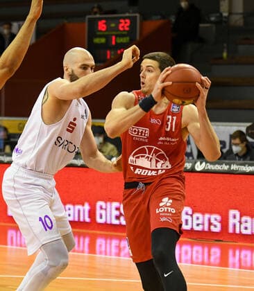Dennis Kramer, Scottie James jr. 11. Spieltag, Basketball Bundesliga, Basketball Saison 2020 2021, Deutschland, easyCredit BBL, frankfurt, Germany, Giessen 46ers, giessen rot, Herren, Jobstairs GIESSEN 46ers - BG Göttingen Männer, Göttingen weiß