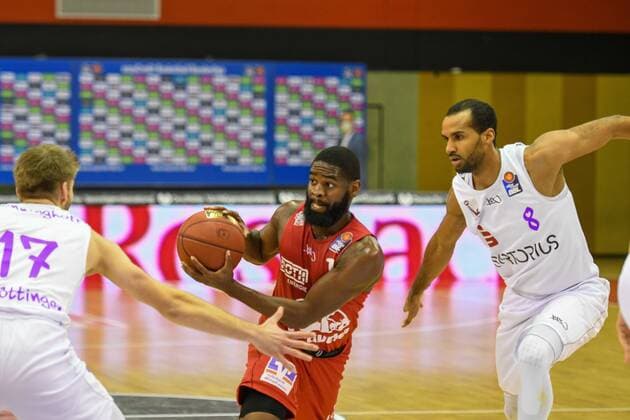 Mathis Mönninghoff, Jonathan Stark, Akeem Vargas 11. Spieltag, Basketball Bundesliga, Basketball Saison 2020 2021, Deutschland, easyCredit BBL, frankfurt, Germany, Giessen 46ers, giessen rot, Herren, Jobstairs GIESSEN 46ers - BG Göttingen Männer, Göttingen weiß