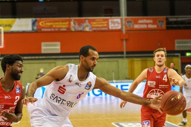 Isaac Hamilton, Akeem Vargas, Bjarne Kraushaar 11. Spieltag, Basketball Bundesliga, Basketball Saison 2020 2021, Deutschland, easyCredit BBL, frankfurt, Germany, Giessen 46ers, giessen rot, Herren, Jobstairs GIESSEN 46ers - BG Göttingen Männer, Göttingen weiß