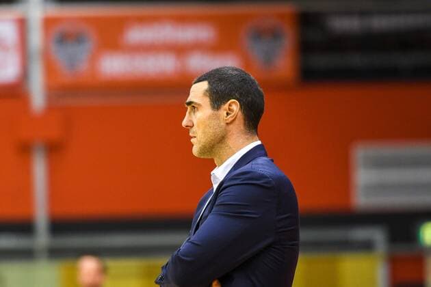 Roel Moors, Coach Göttingen 11. Spieltag, Basketball Bundesliga, Basketball Saison 2020 2021, Deutschland, easyCredit BBL, frankfurt, Germany, Giessen 46ers, giessen rot, Herren, Jobstairs GIESSEN 46ers - BG Göttingen Männer, Göttingen weiß