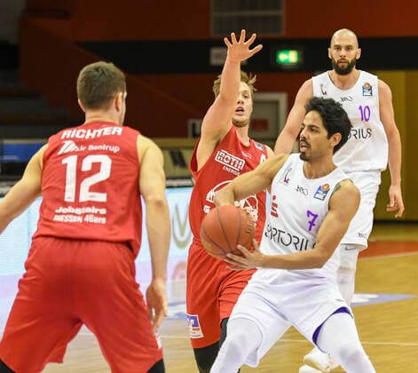 Johannes Richter, Bjarne Kraushaar, Jorge Gutierrez 11. Spieltag, Basketball Bundesliga, Basketball Saison 2020 2021, Deutschland, easyCredit BBL, frankfurt, Germany, Giessen 46ers, giessen rot, Herren, Jobstairs GIESSEN 46ers - BG Göttingen Männer, Göttingen weiß