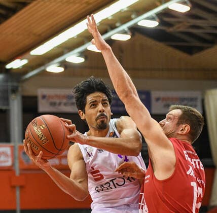 Jorge Gutierrez, Johannes Richter 11. Spieltag, Basketball Bundesliga, Basketball Saison 2020 2021, Deutschland, easyCredit BBL, frankfurt, Germany, Giessen 46ers, giessen rot, Herren, Jobstairs GIESSEN 46ers - BG Göttingen Männer, Göttingen weiß