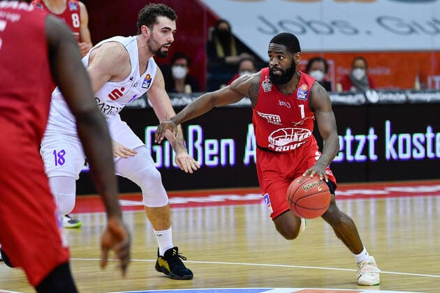 Jonathan Stark (Giessen 46ers, 1) gegen (BG Goettingen, 18). JobStairs Giessen 46ers vs BG Goettingen, easyCredit Basketball Bundesliga, Saison 2020 2021, 11. Spieltag, 02.01.2021. JobStairs Giessen 46ers vs BG Goettingen, easyCredit Basketball Bundesliga, Saison 2020 2021, 11. Spieltag, 02.01.2021 Giessen Copyright: xStefanxTschersich Eibner-Pressefotox EP_STH