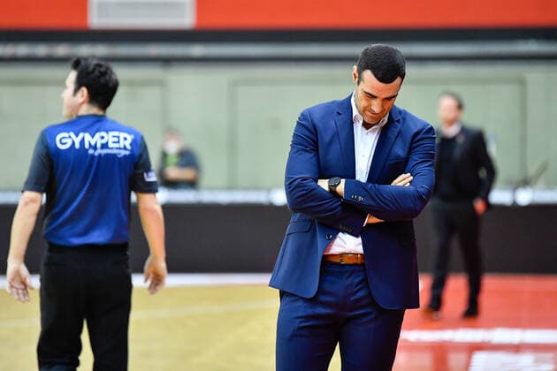 Headcoach Roel Moors (BG Goettingen) schaut nachdenklich nach unten. JobStairs Giessen 46ers vs BG Goettingen, easyCredit Basketball Bundesliga, Saison 2020 2021, 11. Spieltag, 02.01.2021. JobStairs Giessen 46ers vs BG Goettingen, easyCredit Basketball Bundesliga, Saison 2020 2021, 11. Spieltag, 02.01.2021 Giessen Copyright: xStefanxTschersich Eibner-Pressefotox EP_STH