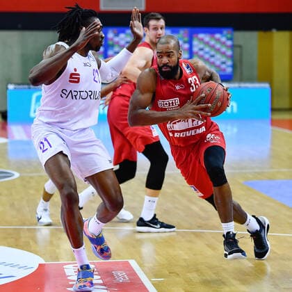 Brandon Thomas (Giessen 46ers, 33) gegen Tai Odiase (BG Goettingen, 21). JobStairs Giessen 46ers vs BG Goettingen, easyCredit Basketball Bundesliga, Saison 2020 2021, 11. Spieltag, 02.01.2021. JobStairs Giessen 46ers vs BG Goettingen, easyCredit Basketball Bundesliga, Saison 2020 2021, 11. Spieltag, 02.01.2021 Giessen Copyright: xStefanxTschersich Eibner-Pressefotox EP_STH