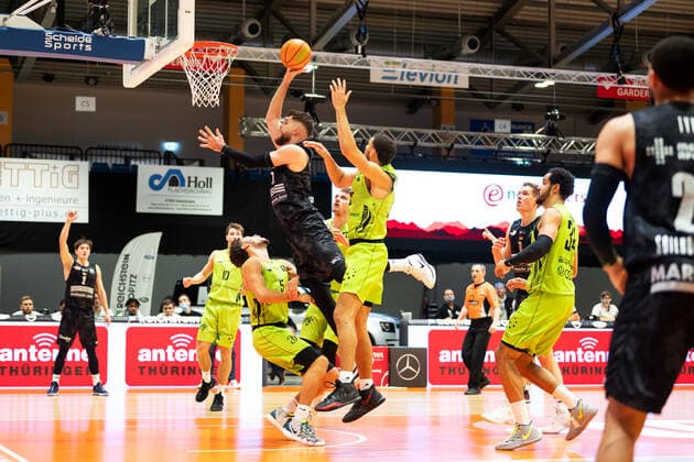 BARMER 2. Basketball Bundesliga ProA Saison 2020 2021 14. Spieltag am 02.01.2021 zwischen Science City Jena vs Team Ehingen Urspring Mitte: Julius Wolf (Jena) mit dem Korbleger gegen Christian Paul Oshita (Ehingen) Sparkassen Arena