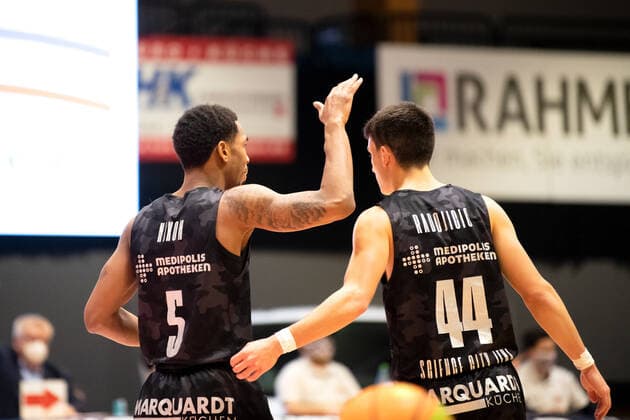 BARMER 2. Basketball Bundesliga ProA Saison 2020 2021 14. Spieltag am 02.01.2021 zwischen Science City Jena vs Team Ehingen Urspring v.li. Frederick Zamal Nixon (Jena) klatscht mit seinem Mitspieler Vuk Radojicic (Jena) ab Sparkassen Arena
