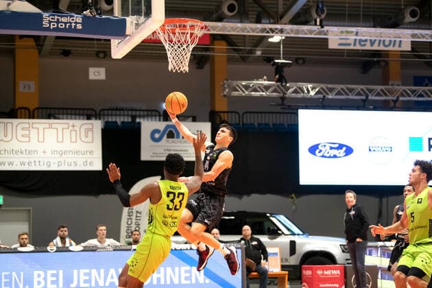 BARMER 2. Basketball Bundesliga ProA Saison 2020 2021 14. Spieltag am 02.01.2021 zwischen Science City Jena vs Team Ehingen Urspring Mitte: Vuk Radojicic (Jena) mit dem Korbleger gegen De Quan Abrom (Ehingen) Sparkassen Arena