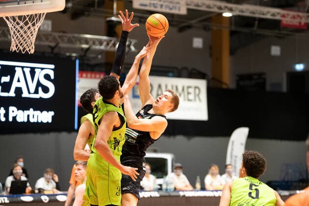 BARMER 2. Basketball Bundesliga ProA Saison 2020 2021 14. Spieltag am 02.01.2021 zwischen Science City Jena vs Team Ehingen Urspring Mitte: Robin Carl Lodders (Jena) mit dem Korbleger gegen 2 Gegenspieler Sparkassen Arena