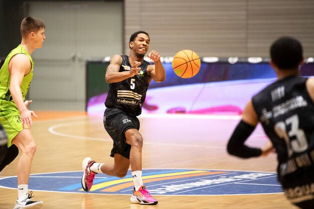 BARMER 2. Basketball Bundesliga ProA Saison 2020 2021 14. Spieltag am 02.01.2021 zwischen Science City Jena vs Team Ehingen Urspring Mitte: Frederick Zamal Nixon (Jena) mit dem Pass auf Marcus Darnell Tyus (Jena) Sparkassen Arena