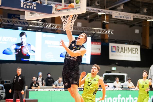 BARMER 2. Basketball Bundesliga ProA Saison 2020 2021 14. Spieltag am 02.01.2021 zwischen Science City Jena vs Team Ehingen Urspring Robin Carl Lodders (Jena) mit dem Dunking Sparkassen Arena