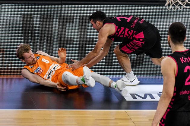 GER, BBL, ratiopharm ulm vs Telekom Baskets Bonn 02.01.2021, ratiopharm arena, Neu-Ulm, GER, BBL, ratiopharm ulm vs Telekom Baskets Bonn, im Bild Anthona DiLeo (Bonn, 11) foult Per Günther Guenther (Ulm, 6)