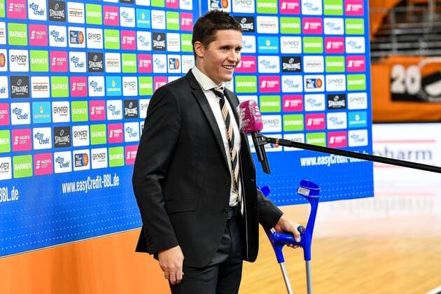 GER, BBL, ratiopharm ulm vs Telekom Baskets Bonn 02.01.2021, ratiopharm arena, Neu-Ulm, GER, BBL, ratiopharm ulm vs Telekom Baskets Bonn, im Bild Jaka Lakovic (Ulm), gut gelaunt, mit Krücken, beim Interview nach Spielende