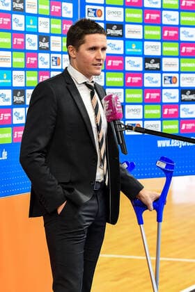 GER, BBL, ratiopharm ulm vs Telekom Baskets Bonn 02.01.2021, ratiopharm arena, Neu-Ulm, GER, BBL, ratiopharm ulm vs Telekom Baskets Bonn, im Bild Jaka Lakovic (Ulm), mit Krücken, beim Interview nach Spielende