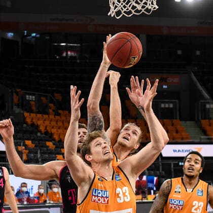 GER, BBL, ratiopharm ulm vs Telekom Baskets Bonn 02.01.2021, ratiopharm arena, Neu-Ulm, GER, BBL, ratiopharm ulm vs Telekom Baskets Bonn, im Bild Patrick Heckmann (Ulm, 33) und Dylan Osetkowski (Ulm, 21) gewinnen den Rebound gegen Leon Kratzer (Bonn, 21)