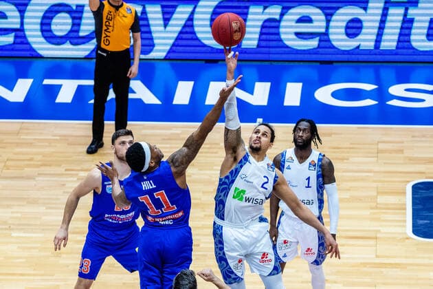 Sprungball Kyndahl Hill ( 11 Syntainics MBC), Michael Kessens ( 2 Fraport Skyliners) waehrend der Begegnung Saison 2020-2021 (Herren) in der EasyCredit Bundesliga zwischen Syntainics MBC und Fraport Skyliners in der Stadthalle Weissenfels am 2. January 2021 in Weissenfels, Sachsen Anhalt, Deutschland