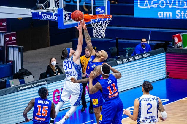 Jon Axel Gudmundsson ( 30 Fraport Skyliners), Sergio Kerusch ( 7 Syntainics MBC) waehrend der Begegnung Saison 2020-2021 (Herren) in der EasyCredit Bundesliga zwischen Syntainics MBC und Fraport Skyliners in der Stadthalle Weissenfels am 2. January 2021 in Weissenfels, Sachsen Anhalt, Deutschland
