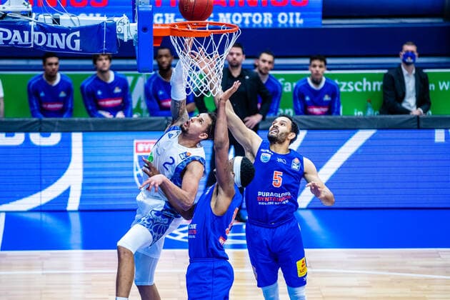 Michael Kessens ( 2 Fraport Skyliners), Kyndahl Hill ( 11 Syntainics MBC), David Brembly ( 5 Syntainics MBC) waehrend der Begegnung Saison 2020-2021 (Herren) in der EasyCredit Bundesliga zwischen Syntainics MBC und Fraport Skyliners in der Stadthalle Weissenfels am 2. January 2021 in Weissenfels, Sachsen Anhalt, Deutschland