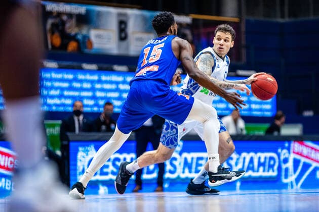 Konstantin Konga ( 0 Fraport Skyliners), Shavon Coleman ( 15 Syntainics MBC) waehrend der Begegnung Saison 2020-2021 (Herren) in der EasyCredit Bundesliga zwischen Syntainics MBC und Fraport Skyliners in der Stadthalle Weissenfels am 2. January 2021 in Weissenfels, Sachsen Anhalt, Deutschland