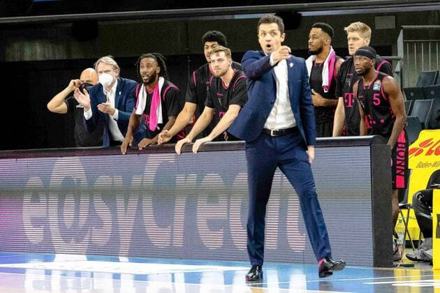 Igor Jovovic ( Telekom Baskets Bonn HeadCoach) geht ab. GER, Ratiopharm Ulm vs. Telekom Baskets Bonn, easycredit 1.Bundesliga Basketball, 11.Spieltag, Saison 2020 21, 02.01.2021 Ratiopharm Ulm vs. Telekom Baskets Bonn, Basketball Neu-Ulm Copyright: xEibner-Pressefotox EP_RBE